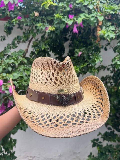 Sombrero tejido KAUKA rodeado de buganvillas